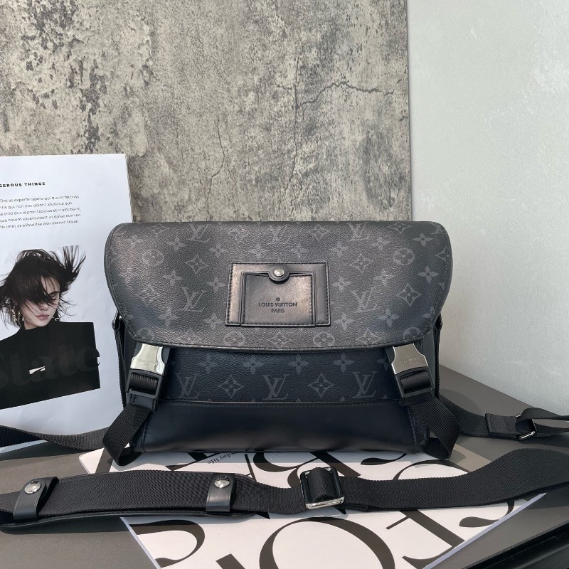 LV 黑武士 voyager 郵差包 小號 斜背包-0