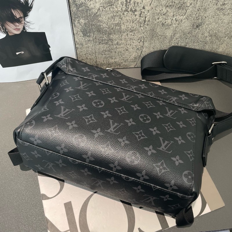 LV 黑武士 voyager 郵差包 小號 斜背包-3