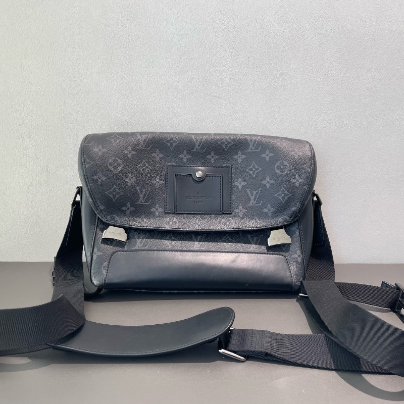 LV 黑武士 voyager 郵差包 小號 斜背包-4