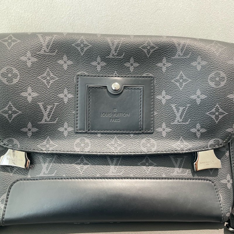 LV 黑武士 voyager 郵差包 小號 斜背包-5