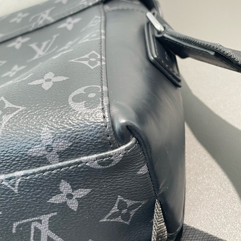 LV 黑武士 voyager 郵差包 小號 斜背包-13