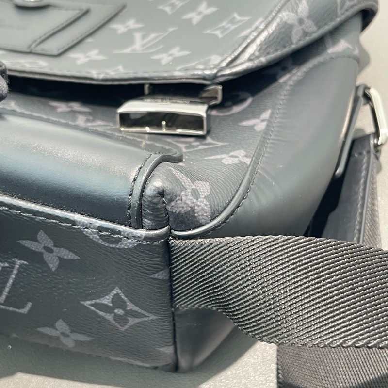 LV 黑武士 voyager 郵差包 小號 斜背包-14