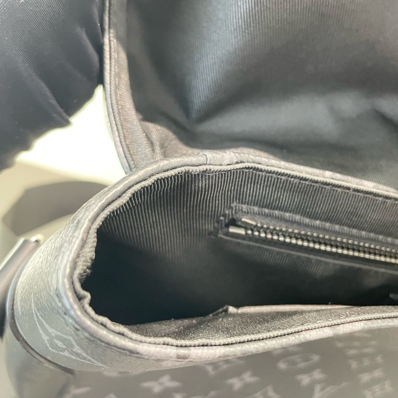 LV 黑武士 voyager 郵差包 小號 斜背包-17