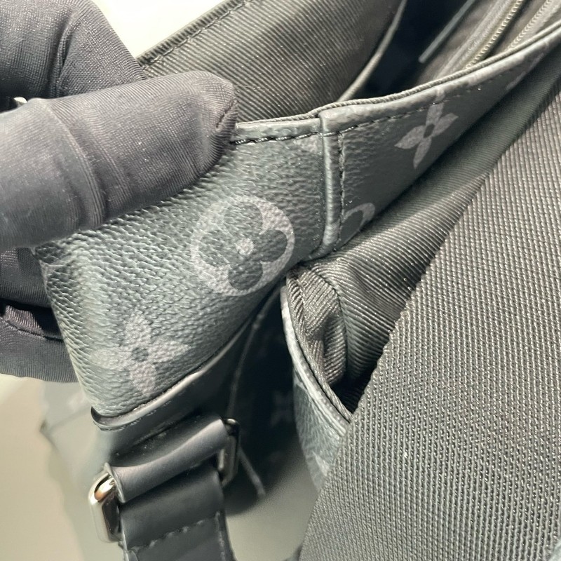 LV 黑武士 voyager 郵差包 小號 斜背包-20