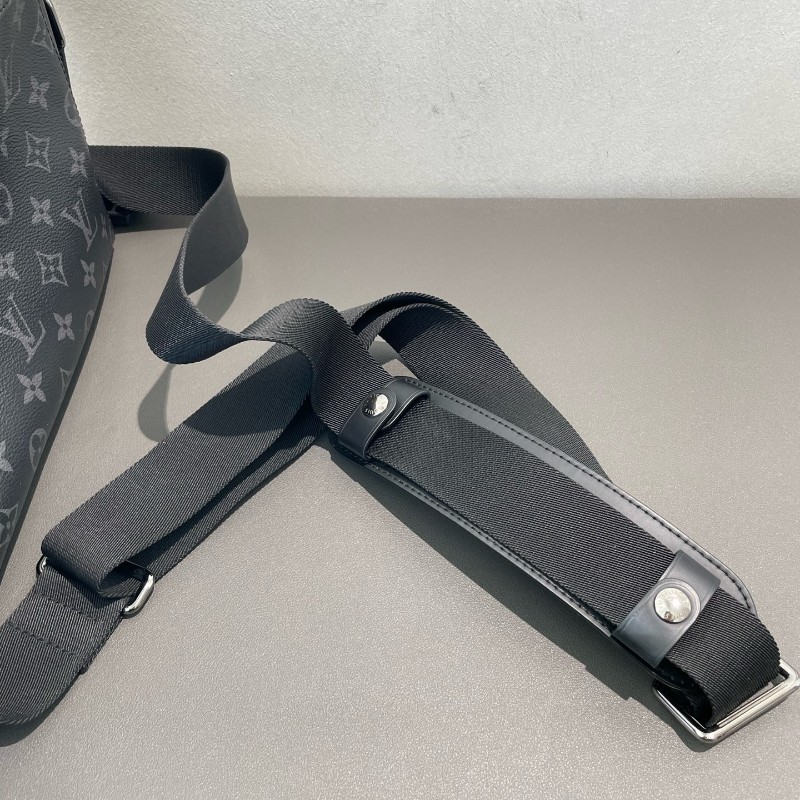 LV 黑武士 voyager 郵差包 小號 斜背包-22