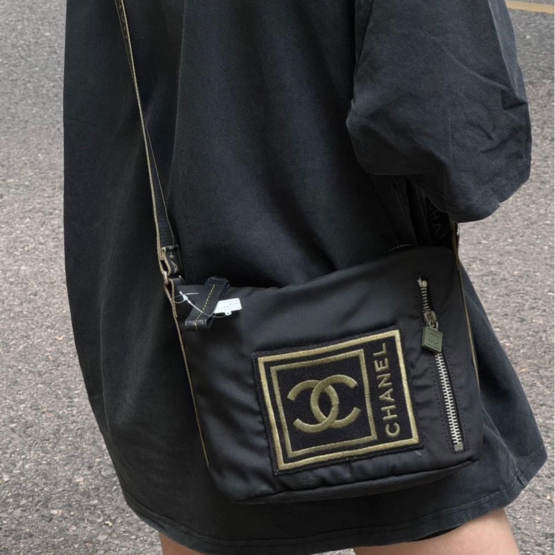 Chanel 運動系列斜背包-1
