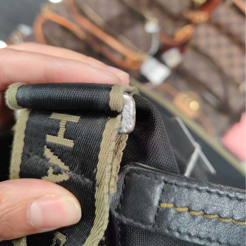 Chanel 運動系列斜背包-23