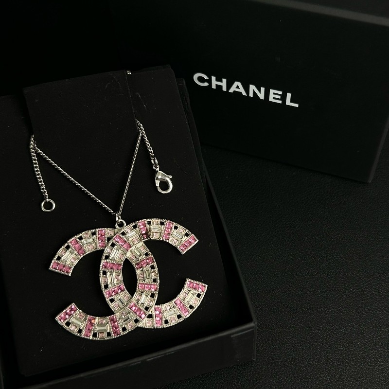 CHANEL 粉白方鑽大雙C項鍊 銀色鏈條搭配粉色與透明水鑽-1