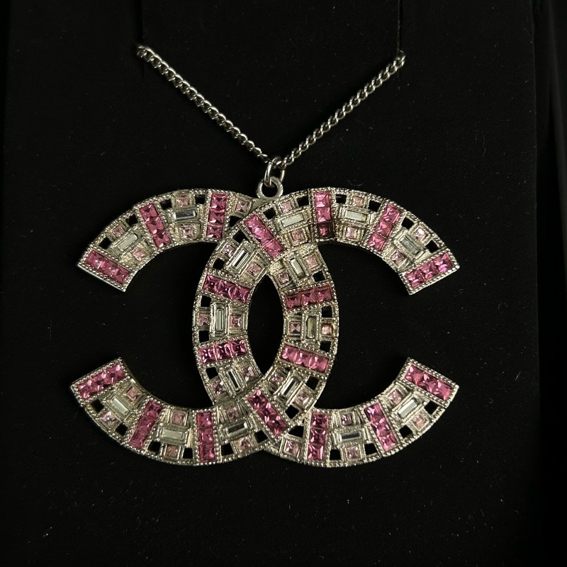 CHANEL 粉白方鑽大雙C項鍊 銀色鏈條搭配粉色與透明水鑽-2