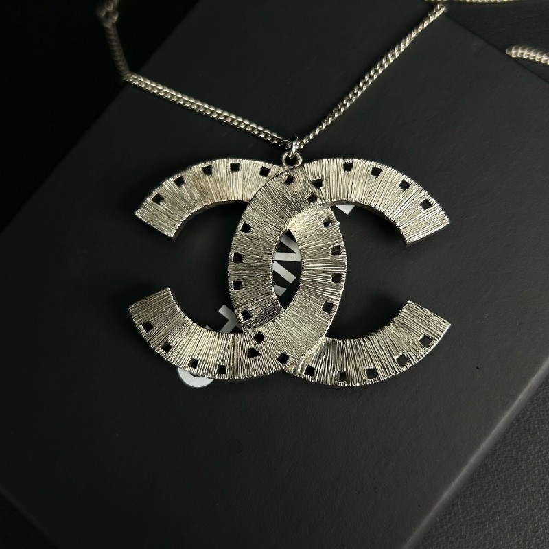 CHANEL 粉白方鑽大雙C項鍊 銀色鏈條搭配粉色與透明水鑽-4