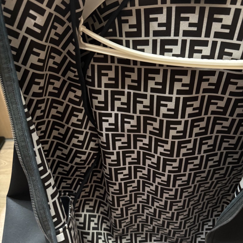 可議價冬天限定✨FENDI男款黑色連帽外套-2