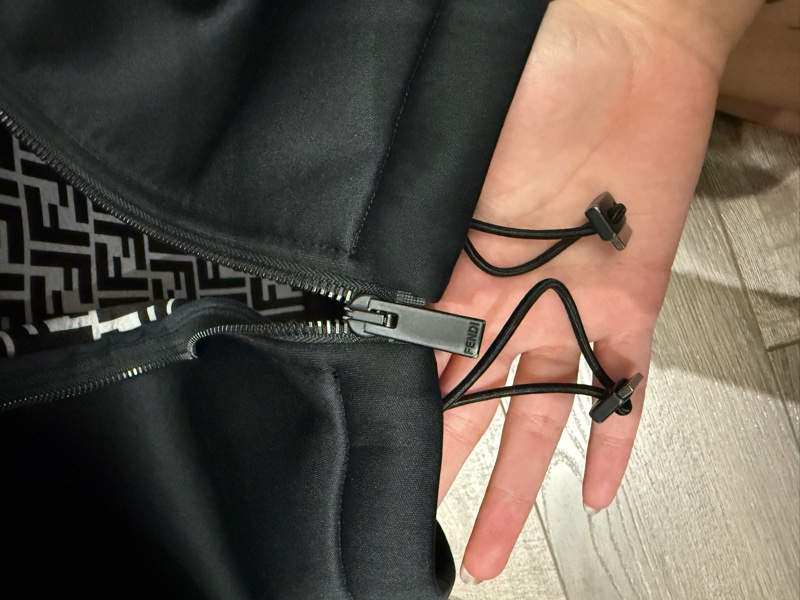 可議價冬天限定✨FENDI男款黑色連帽外套-3