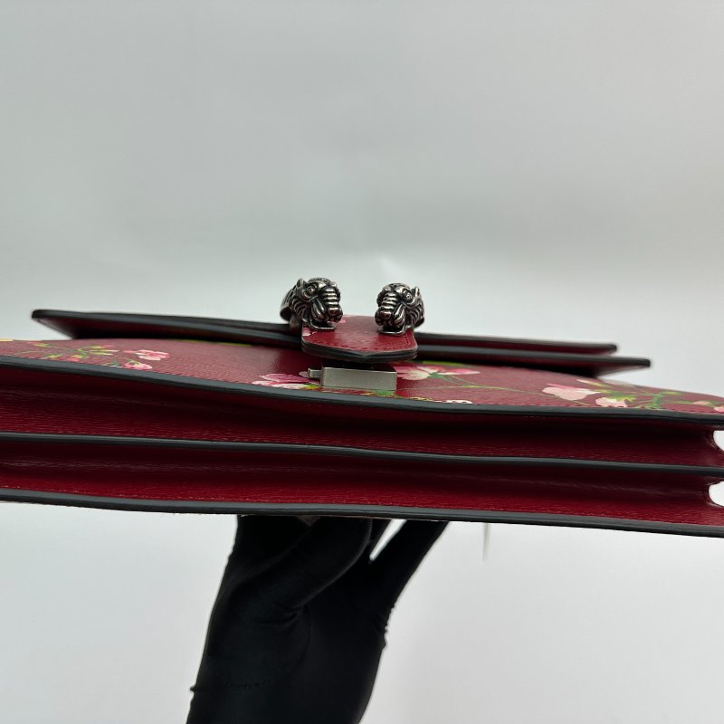 GUCCI 女士 Dionysus 虎頭搭扣印花皮革肩/斜背包，紅色花卉圖案-4