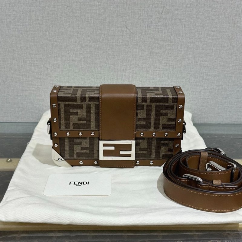 FENDI 經典老花銀扣 baguette trunk 硬盒子18*11*4 98新配件塵袋-0