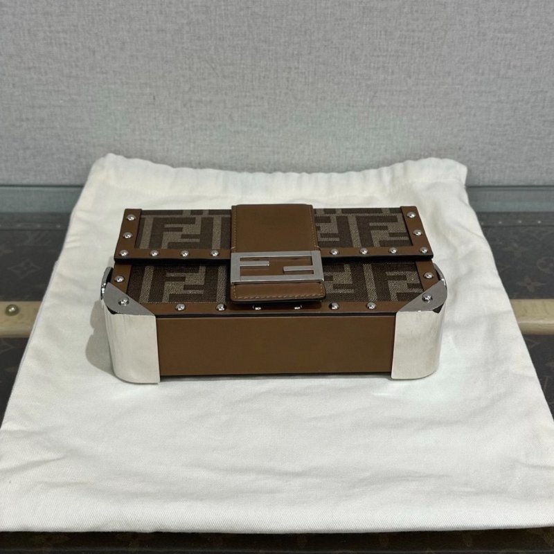 FENDI 經典老花銀扣 baguette trunk 硬盒子18*11*4 98新配件塵袋-1