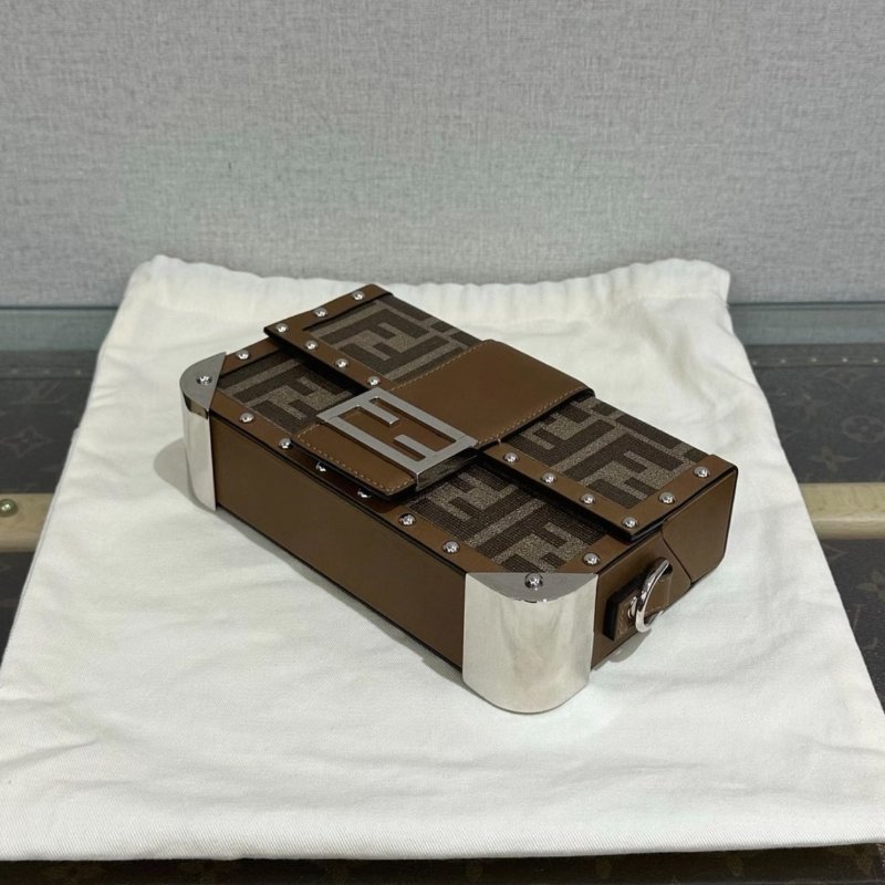 FENDI 經典老花銀扣 baguette trunk 硬盒子18*11*4 98新配件塵袋-2