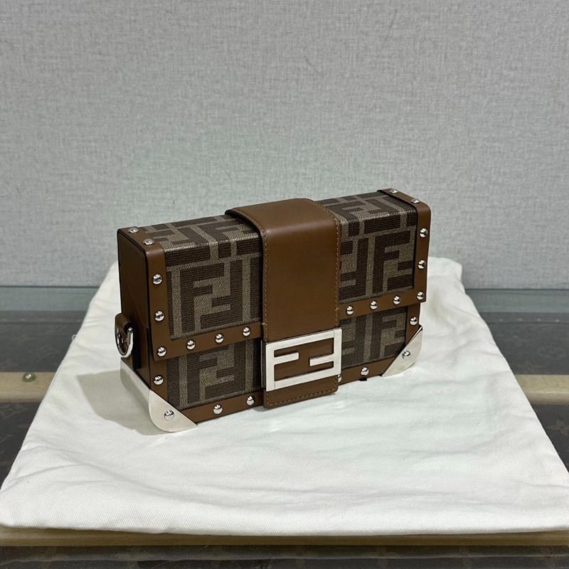 FENDI 經典老花銀扣 baguette trunk 硬盒子18*11*4 98新配件塵袋-4