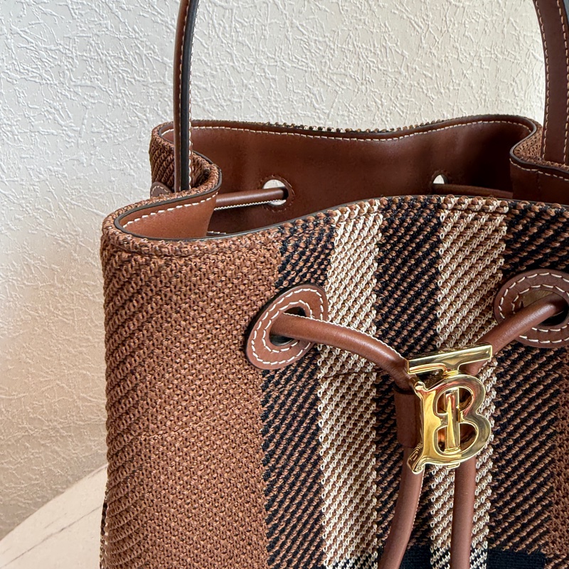 Burberry 格紋水桶包-1