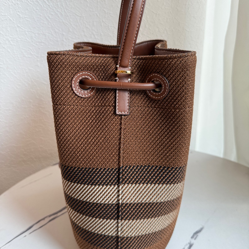 Burberry 格紋水桶包-5