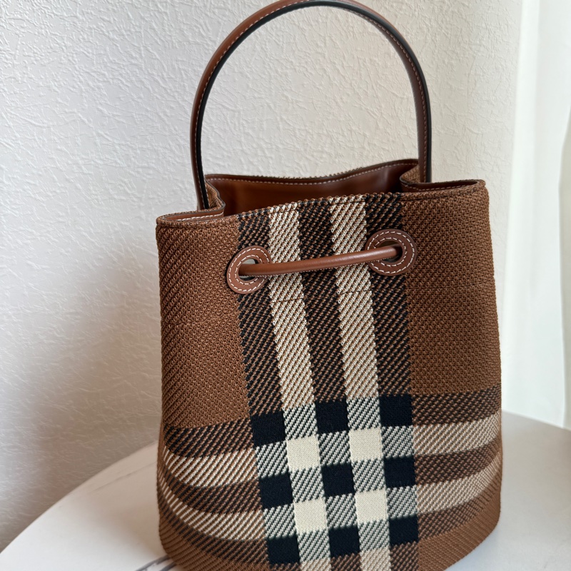 Burberry 格紋水桶包-6