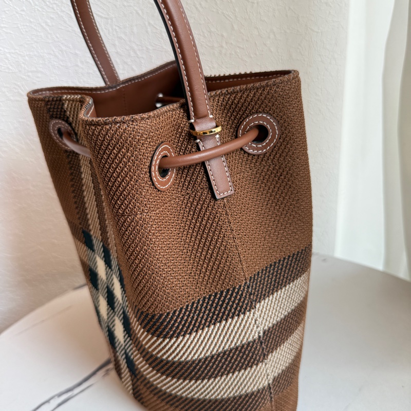 Burberry 格紋水桶包-7
