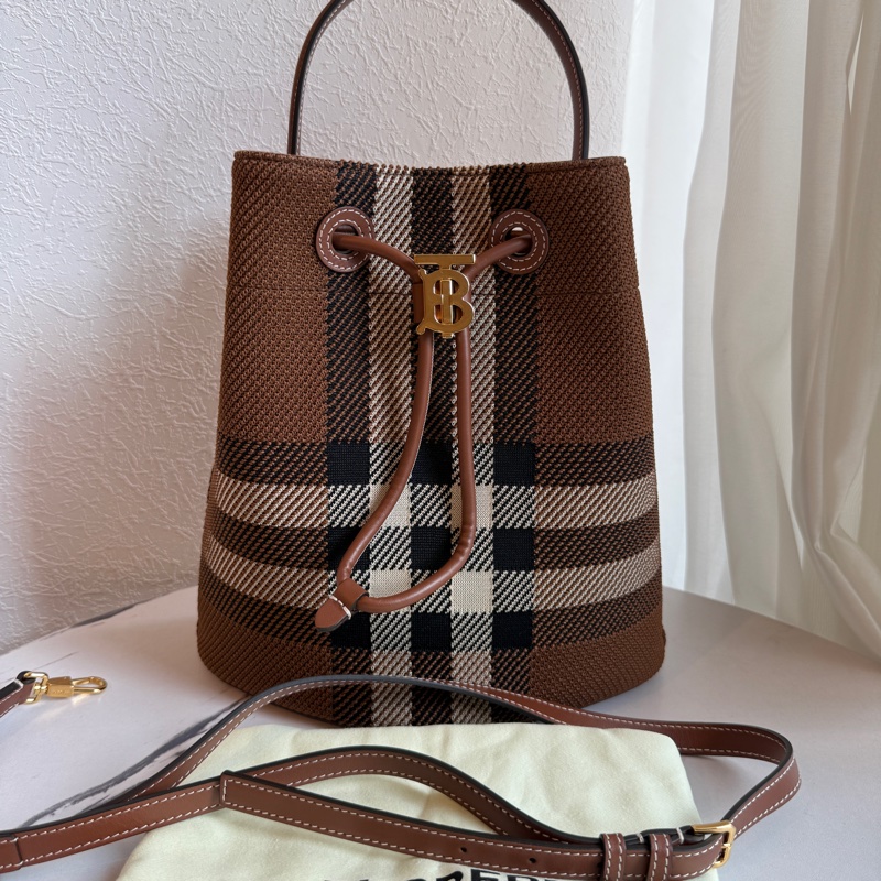 Burberry 格紋水桶包-8