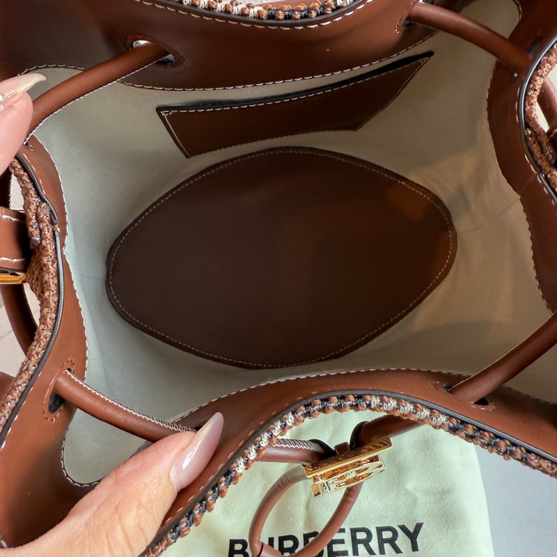 Burberry 格紋水桶包-9