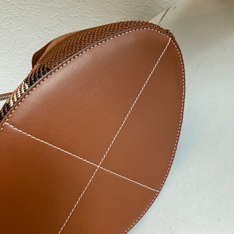 Burberry 格紋水桶包-11