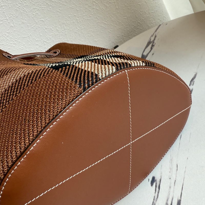 Burberry 格紋水桶包-12