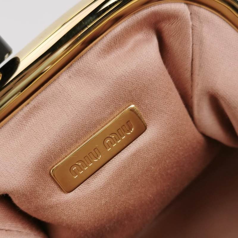 Miu Miu Belle羊皮純色褶皺字母logo斜挎包-7