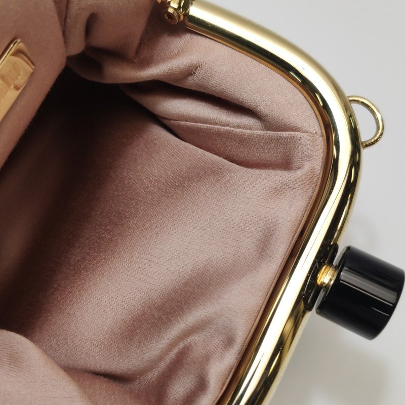 Miu Miu Belle羊皮純色褶皺字母logo斜挎包-9