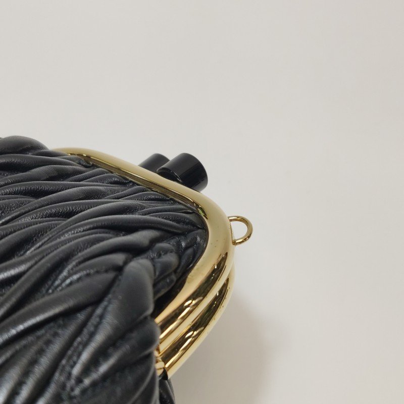 Miu Miu Belle羊皮純色褶皺字母logo斜挎包-10