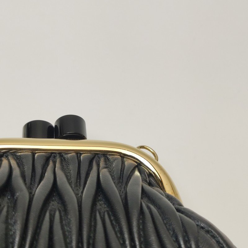 Miu Miu Belle羊皮純色褶皺字母logo斜挎包-12