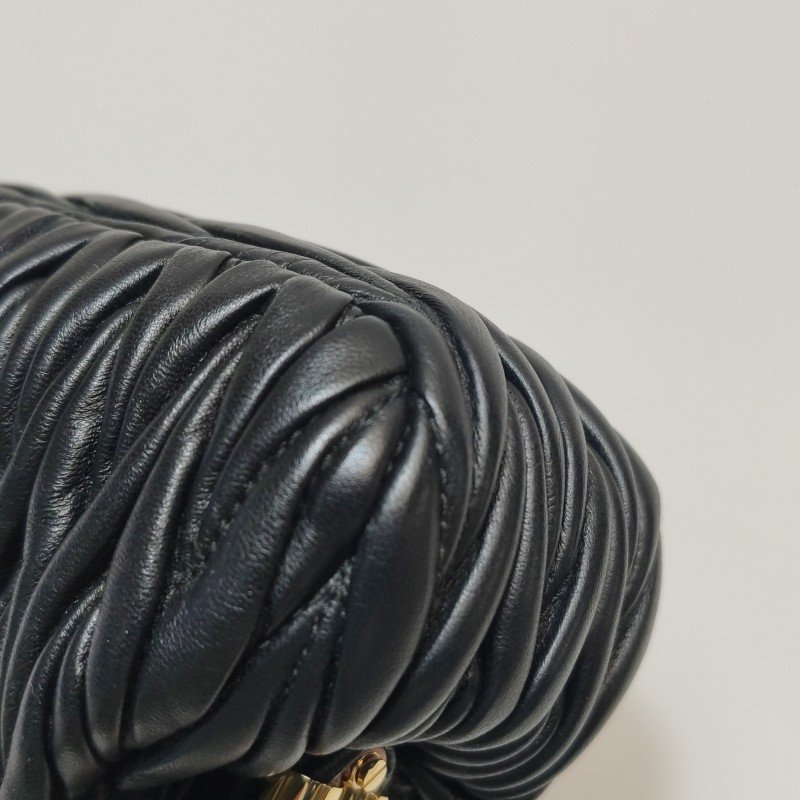 Miu Miu Belle羊皮純色褶皺字母logo斜挎包-13