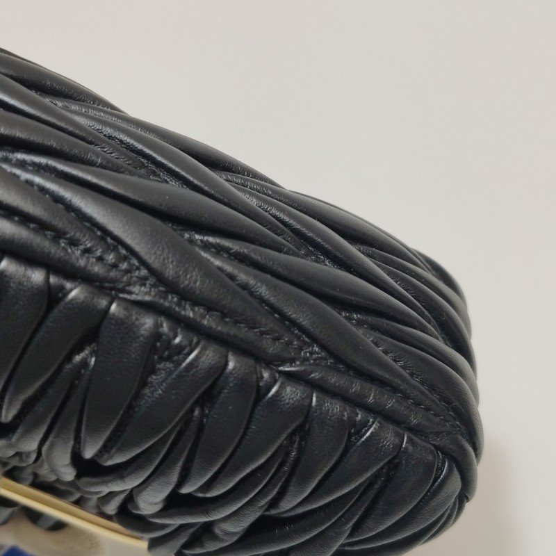 Miu Miu Belle羊皮純色褶皺字母logo斜挎包-14