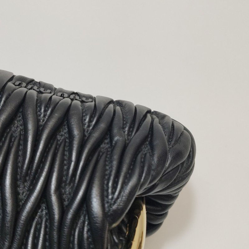 Miu Miu Belle羊皮純色褶皺字母logo斜挎包-15