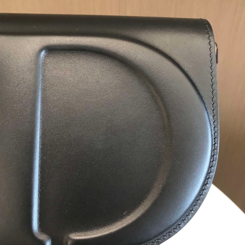 Dior CD Signature黑色光面牛皮 CD压花标志翻盖单肩斜挎包-12