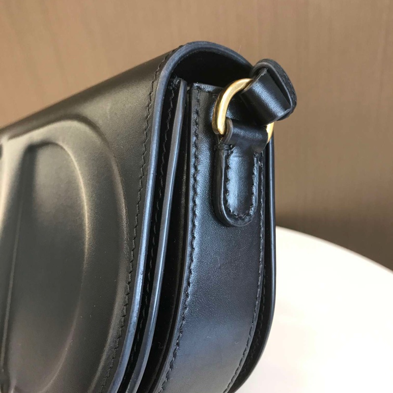 Dior CD Signature黑色光面牛皮 CD压花标志翻盖单肩斜挎包-13