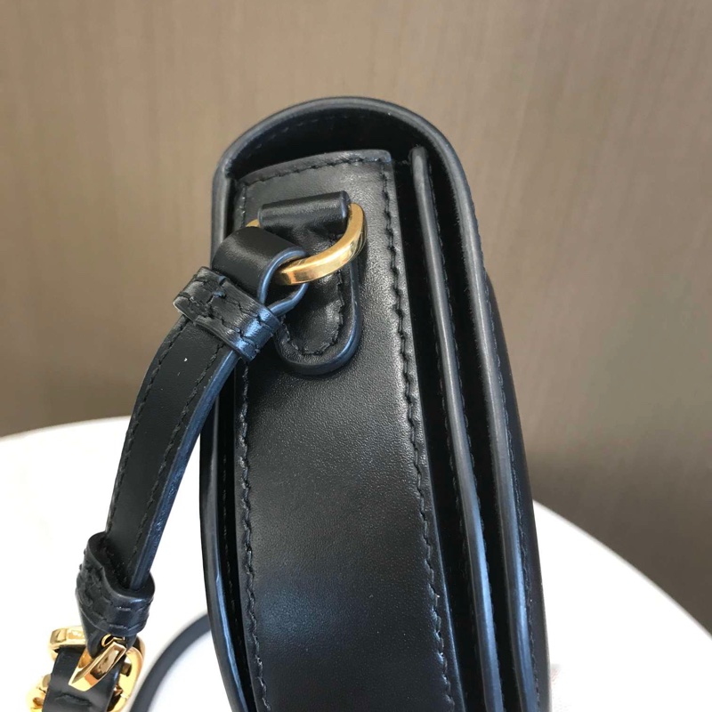 Dior CD Signature黑色光面牛皮 CD压花标志翻盖单肩斜挎包-14