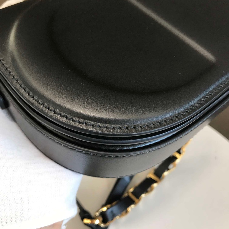 Dior CD Signature黑色光面牛皮 CD压花标志翻盖单肩斜挎包-16