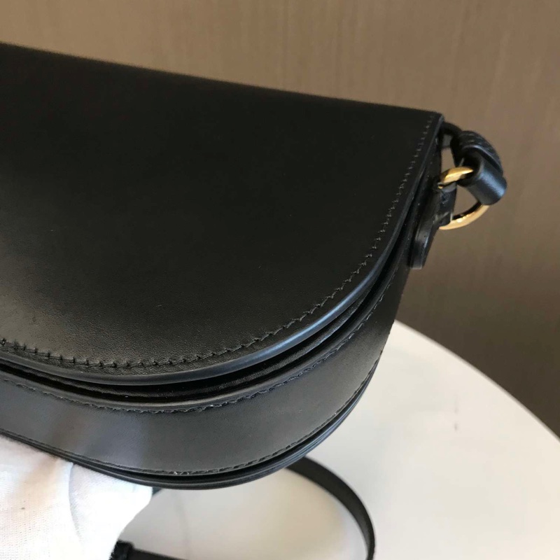 Dior CD Signature黑色光面牛皮 CD压花标志翻盖单肩斜挎包-17