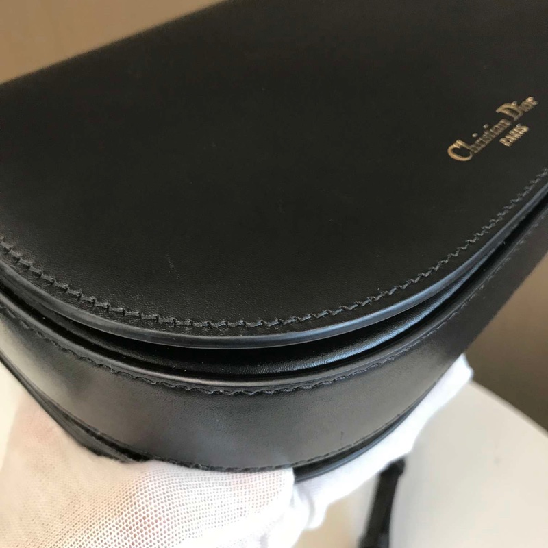 Dior CD Signature黑色光面牛皮 CD压花标志翻盖单肩斜挎包-18