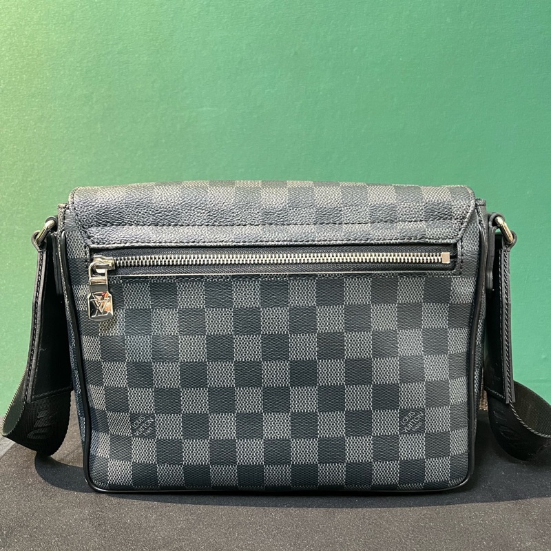 LV DISTRICT 郵差系列 可調節肩帶 芯片款 尺寸約26 x 20 x 7cm。-1