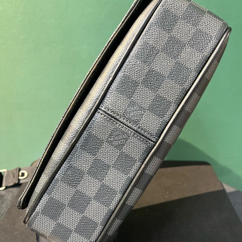 LV DISTRICT 郵差系列 可調節肩帶 芯片款 尺寸約26 x 20 x 7cm。-2