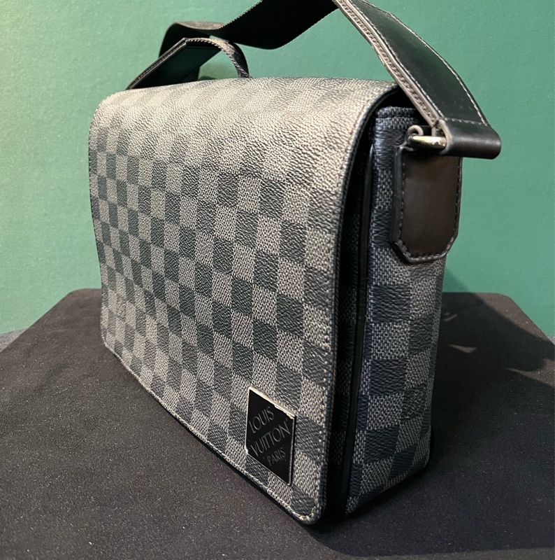 LV DISTRICT 郵差系列 可調節肩帶 芯片款 尺寸約26 x 20 x 7cm。-3