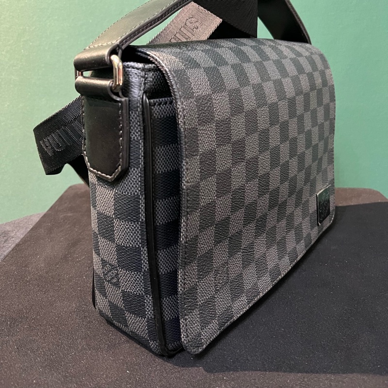 LV DISTRICT 郵差系列 可調節肩帶 芯片款 尺寸約26 x 20 x 7cm。-4