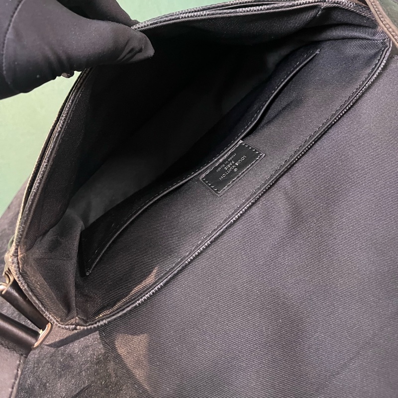 LV DISTRICT 郵差系列 可調節肩帶 芯片款 尺寸約26 x 20 x 7cm。-5