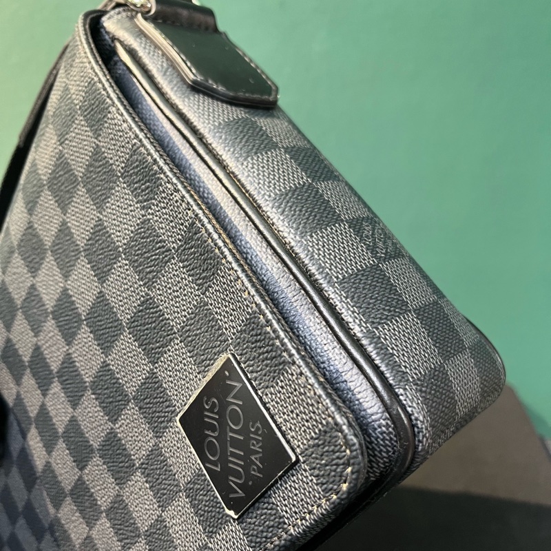 LV DISTRICT 郵差系列 可調節肩帶 芯片款 尺寸約26 x 20 x 7cm。-7