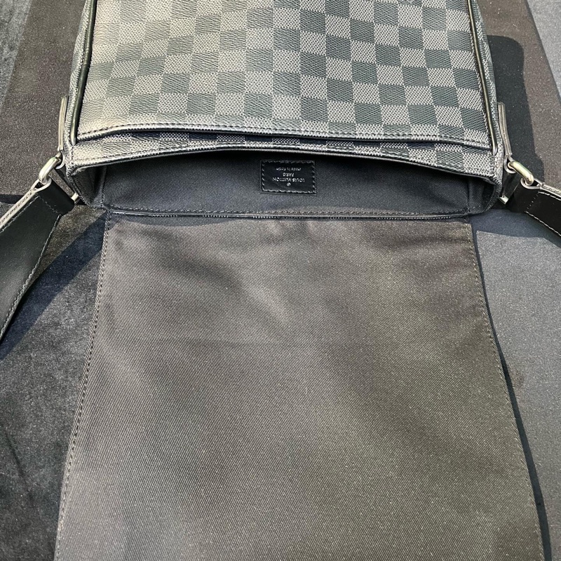 LV DISTRICT 郵差系列 可調節肩帶 芯片款 尺寸約26 x 20 x 7cm。-8