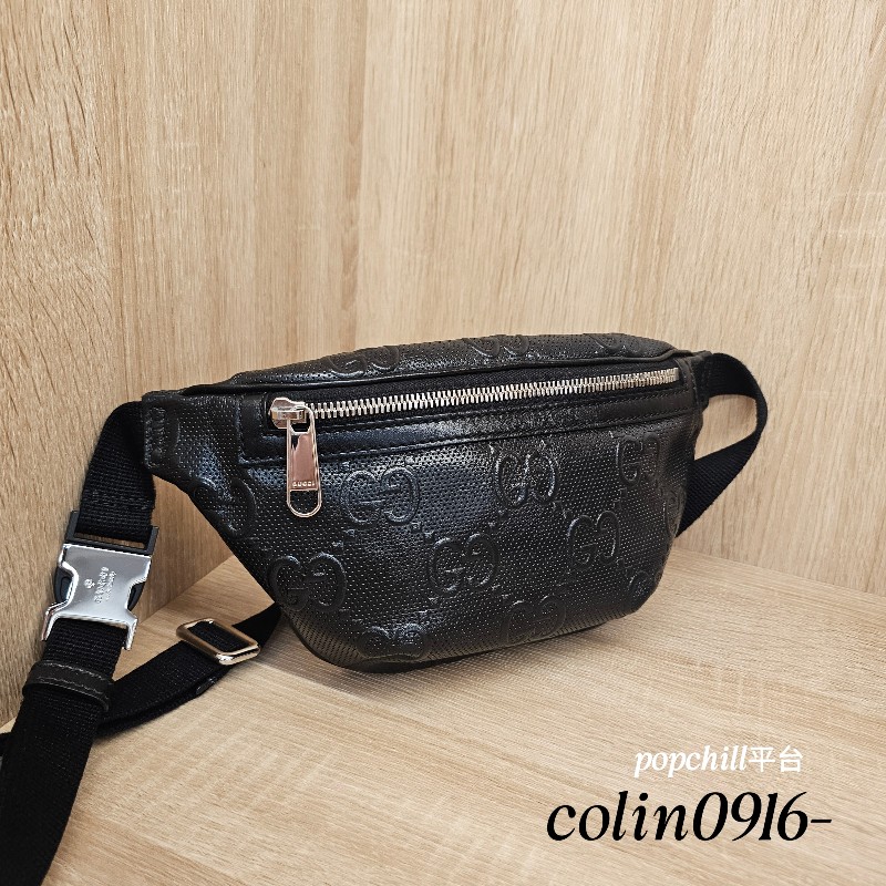 [男士福利出清❣️] Gucci 黑牛皮浮雕銀釦小型胸口包-0